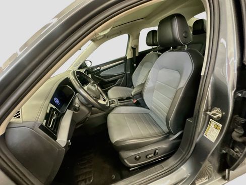 Used 2025 Volkswagen Jetta SE FWD image 13