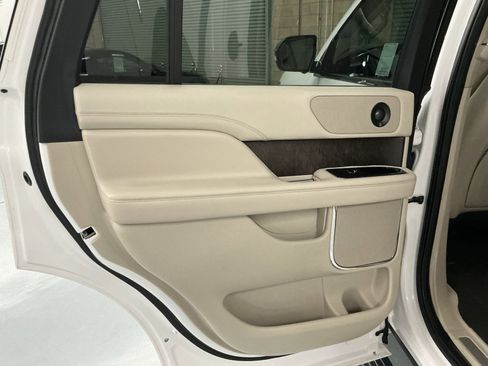 Used 2018 Lincoln Navigator Select w/ Technology Package image 22