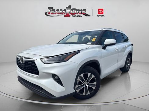 Used 2024 Toyota Highlander XLE FWD image 4