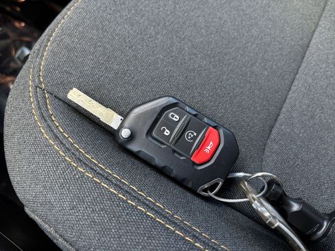 Used 2025 Jeep Wrangler Unlimited Sahara AWD/4WD image 21