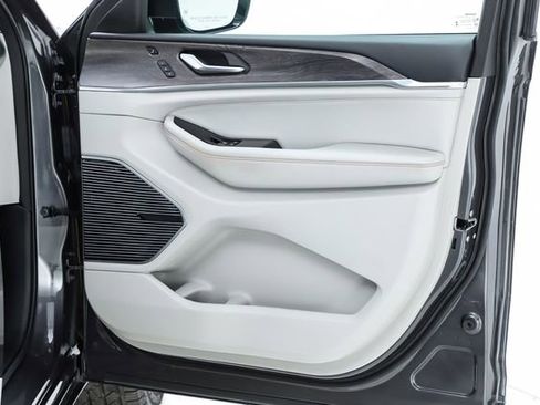 Used 2021 Jeep Grand Cherokee L Overland w/ Luxury Tech Group IV image 36