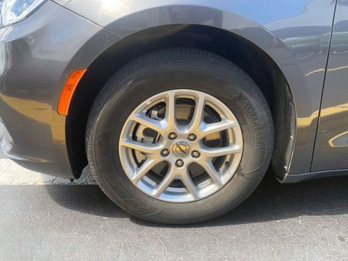 Used 2023 Chrysler Pacifica Touring-L FWD image 12