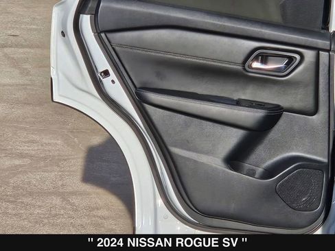 Used 2024 Nissan Rogue SV w/ SV Premium Package image 18