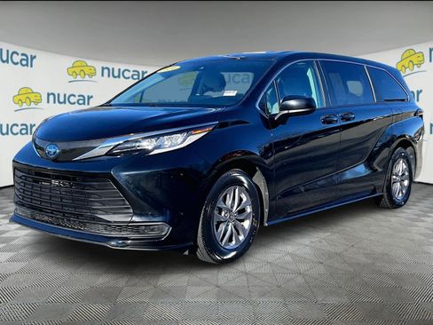 Used 2024 Toyota Sienna LE image 3