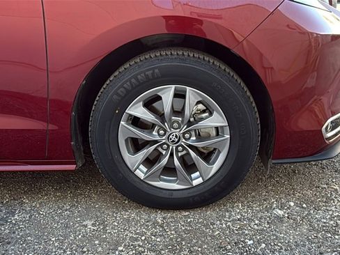 Used 2023 Toyota Sienna XLE image 33