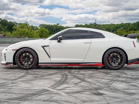 Used 2018 Nissan GT-R Premium AWD/4WD image 3