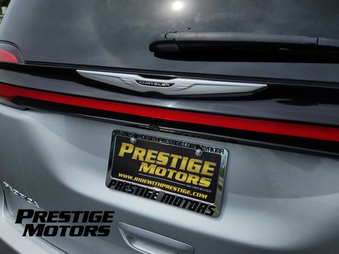 Used 2024 Chrysler Pacifica Touring-L FWD image 12