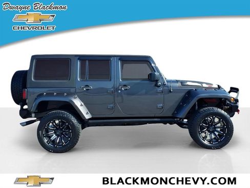 Used 2017 Jeep Wrangler Unlimited Rubicon w/ Connectivity Group AWD/4WD image 2