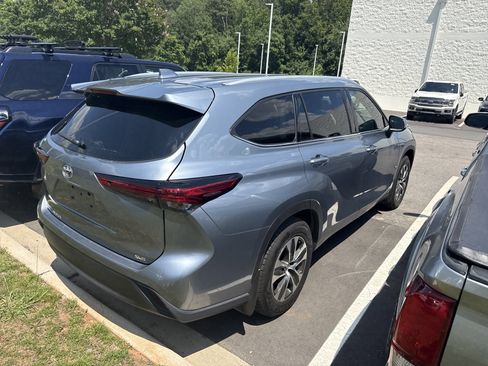 Used 2022 Toyota Highlander XLE FWD image 6