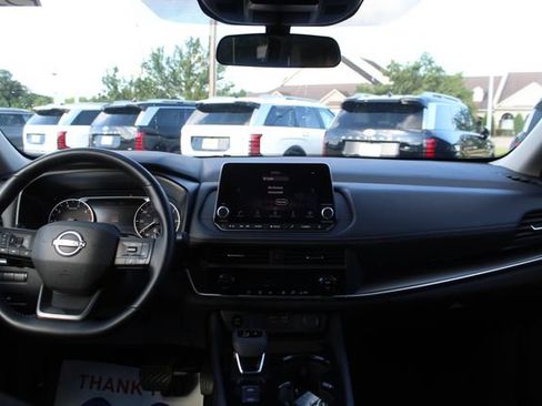 Used 2025 Nissan Rogue SV FWD image 17