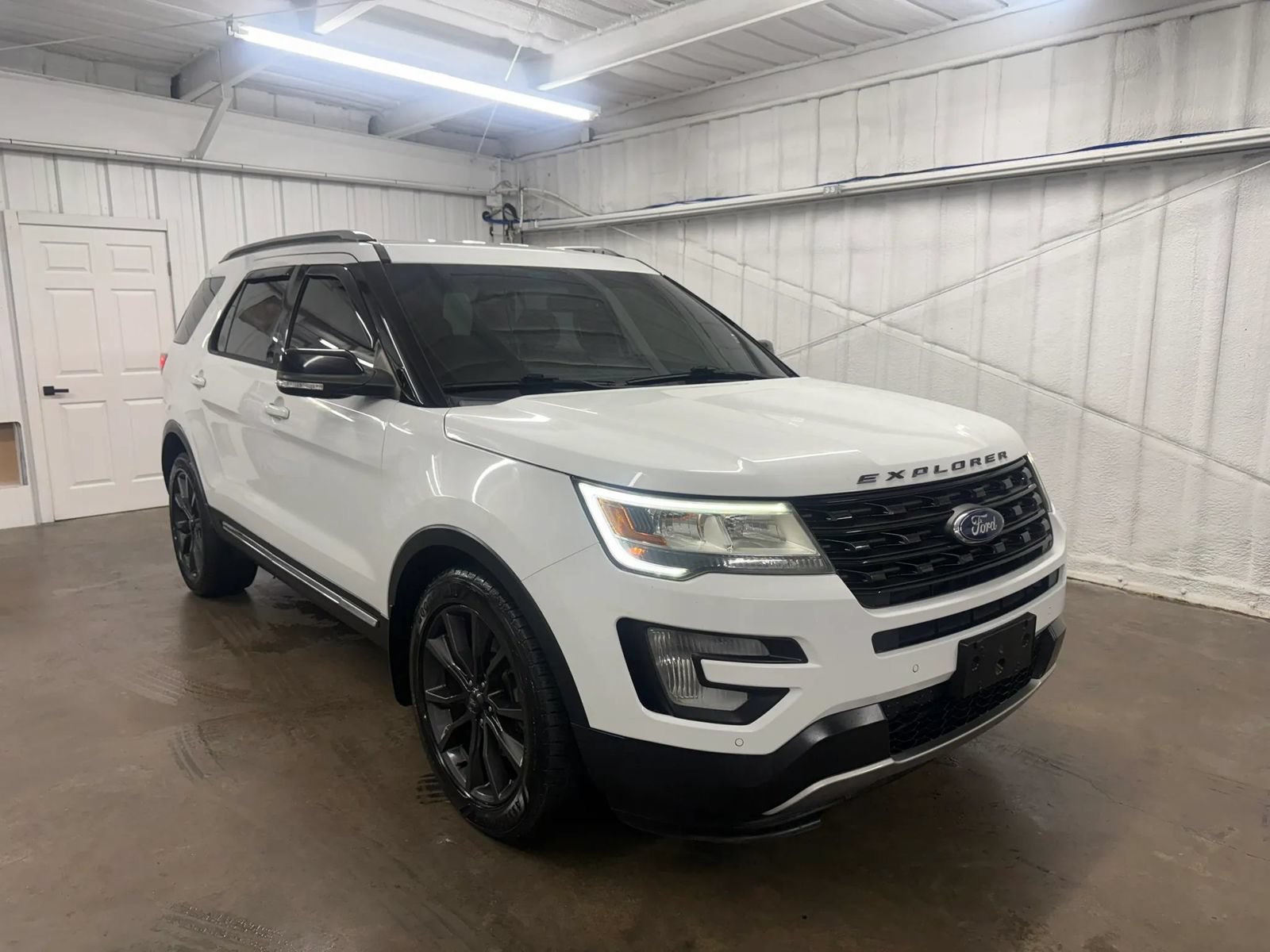 Used 2017 Ford Explorer XLT w/ Equipment Group 202A FWD image 1