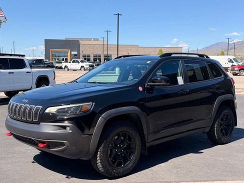 Used 2022 Jeep Cherokee Trailhawk w/ Sun & Sound Group AWD/4WD image 15