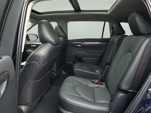 New 2026 Toyota Highlander Platinum AWD/4WD image 15