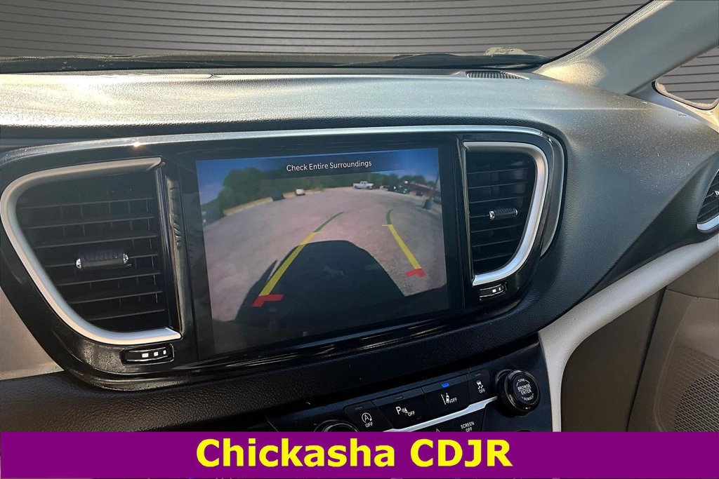 Used 2023 Chrysler Pacifica Touring-L FWD image 13