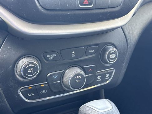 Used 2014 Jeep Cherokee Latitude w/ Cold Weather Group AWD/4WD image 16