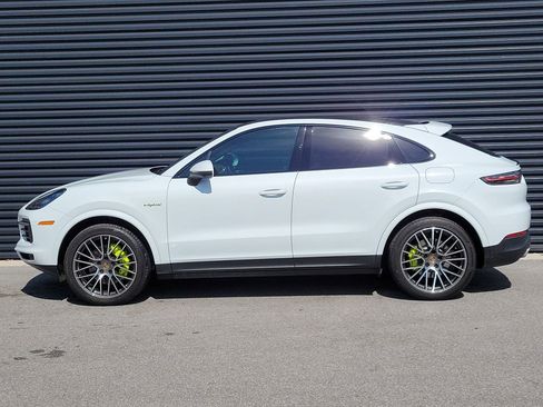 Certified 2022 Porsche Cayenne E-Hybrid Coupe w/ Premium Plus Package AWD/4WD image 2