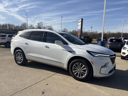 Used 2024 Buick Enclave Premium image 3