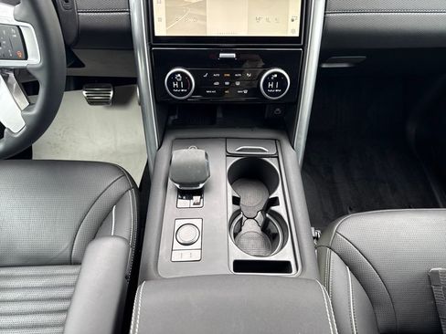 New 2024 Land Rover Discovery Dynamic SE image 24