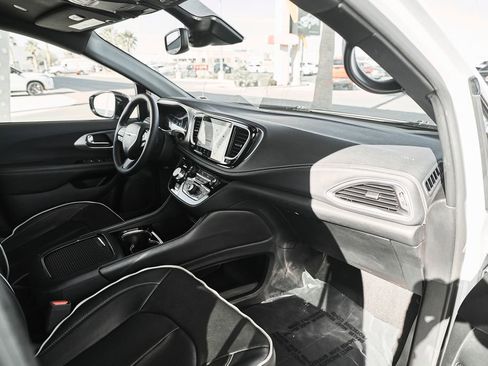 Used 2025 Chrysler Pacifica Limited image 18