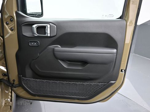 Certified 2025 Jeep Wrangler Unlimited Rubicon w/ Technology Group image 17