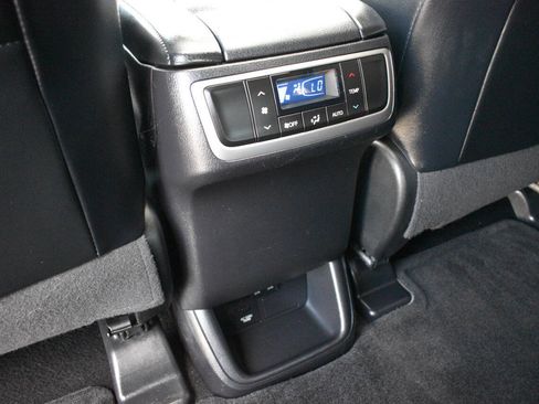Used 2017 Toyota Highlander XLE FWD image 12