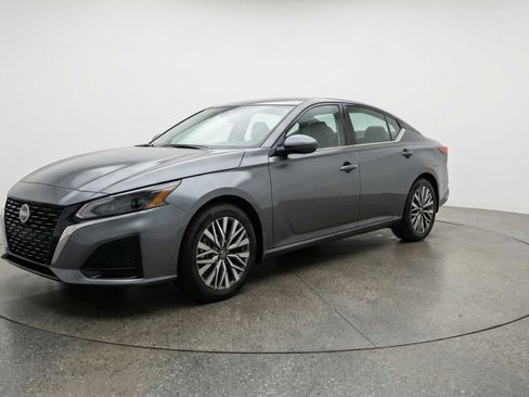 Used 2025 Nissan Altima 2.5 SV FWD image 3