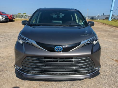 Used 2023 Toyota Sienna Platinum FWD image 7