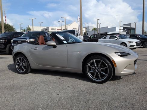 Used 2023 MAZDA MX-5 Miata Grand Touring RWD image 2