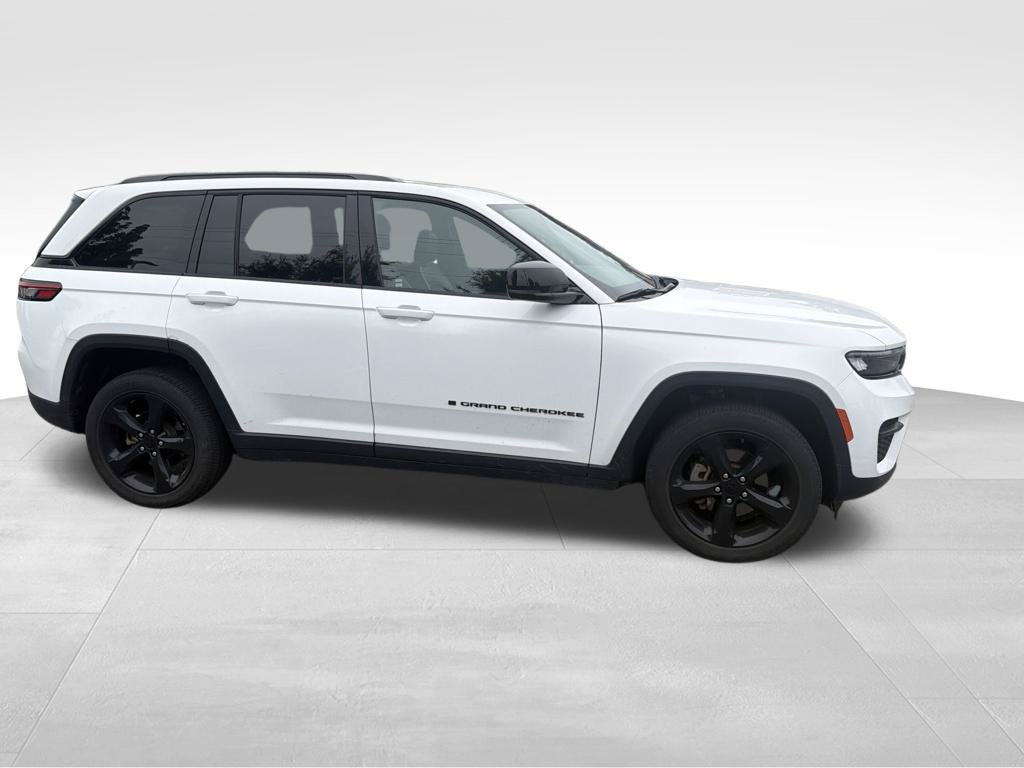Used 2024 Jeep Grand Cherokee Altitude AWD/4WD image 4
