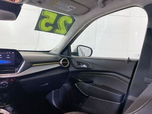 Used 2025 Chevrolet Trax LT FWD image 13