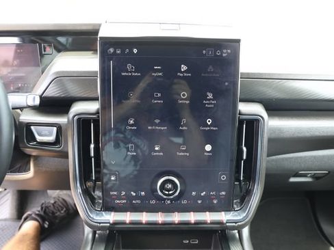 Used 2025 GMC Yukon AT4 AWD/4WD image 19