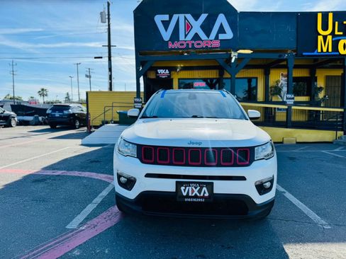 Used 2018 Jeep Compass Latitude w/ Popular Equipment Group AWD/4WD image 2