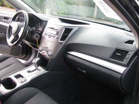 Used 2010 Subaru Outback 2.5i Premium AWD/4WD image 11