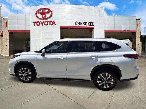 Used 2022 Toyota Highlander XLE FWD image 8
