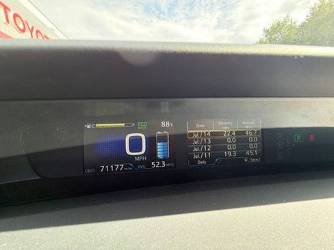 Used 2020 Toyota Prius LE FWD image 3