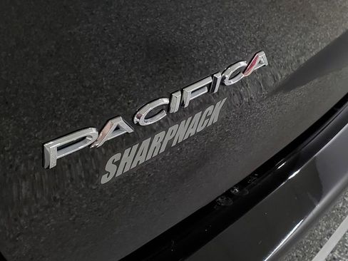 Used 2024 Chrysler Pacifica Touring-L image 25