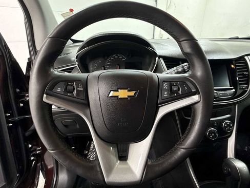 Used 2022 Chevrolet Trax LT w/ LT Convenience Package image 16