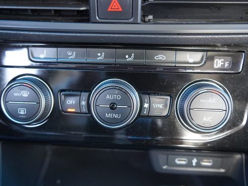 Used 2024 Volkswagen Jetta SE image 33