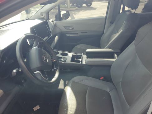Used 2023 Toyota Sienna Limited image 12