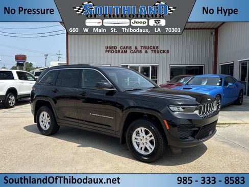 Used 2025 Jeep Grand Cherokee Laredo RWD image 1