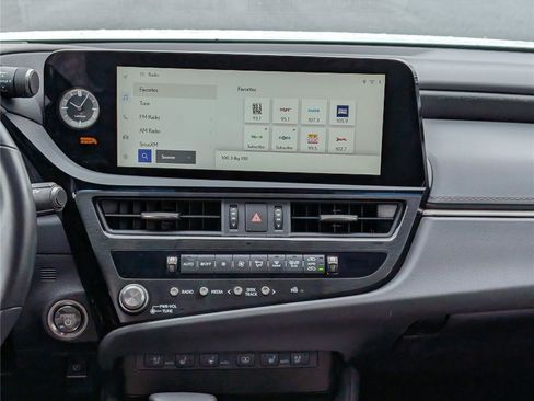 Used 2025 Lexus ES 300h w/ Technology Package image 18