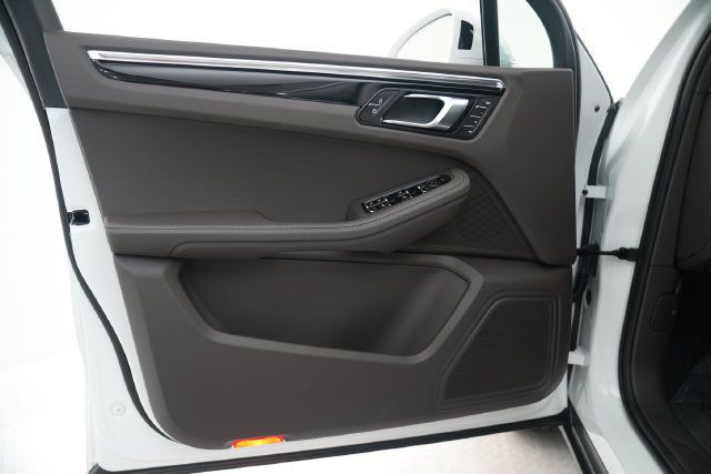 Certified 2026 Porsche Macan AWD/4WD image 30