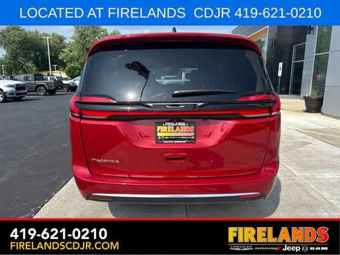 New 2027 Chrysler Pacifica Select FWD image 5