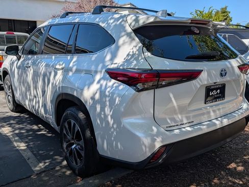 Used 2023 Toyota Highlander XLE AWD/4WD image 2