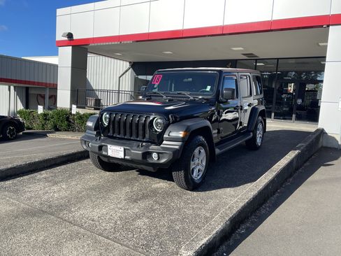 Used 2018 Jeep Wrangler Unlimited Sport S AWD/4WD image 3