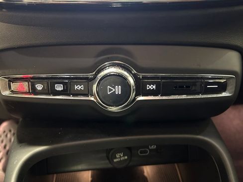 Used 2023 Volvo XC40 Recharge Ultimate AWD/4WD image 19