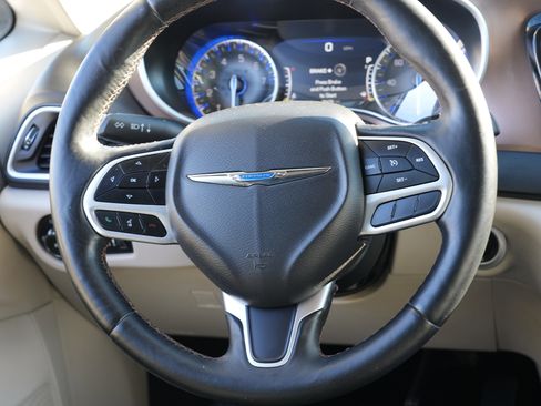 Used 2017 Chrysler Pacifica Touring-L Plus w/ Tire & Wheel Group image 24