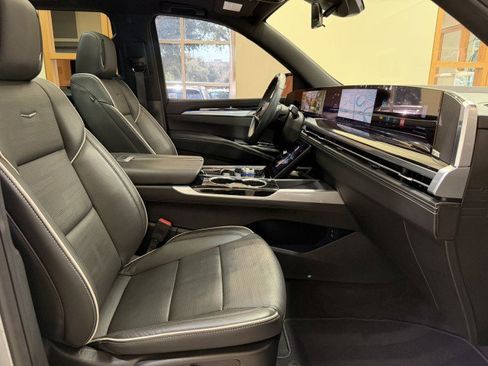 Used 2025 Cadillac Escalade ESV Sport w/ Touring Package image 12