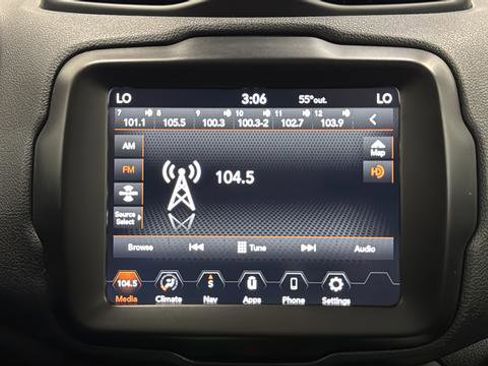 Used 2023 Jeep Renegade Latitude w/ Sun & Fun Group AWD/4WD image 35