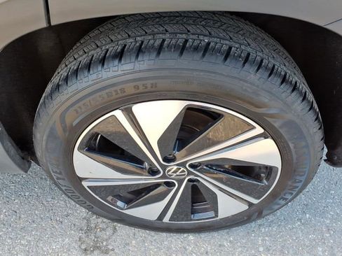 Used 2025 Volkswagen Taos SE AWD/4WD image 9
